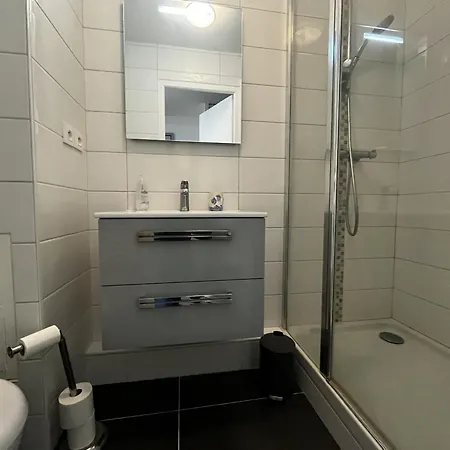 Apartamento 3 Pieces A 100m De La Avec Grande Terrasse Et Wifi - *