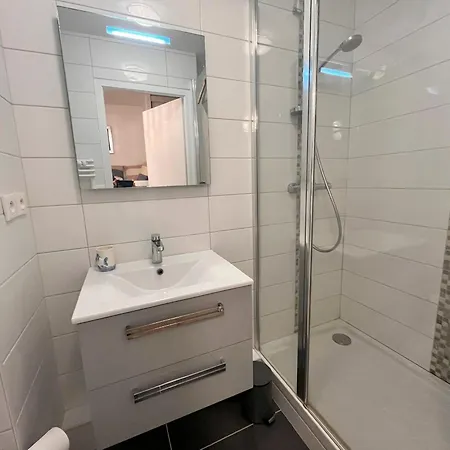 3 Pieces A 100m De La Avec Grande Terrasse Et Wifi - - Fr-1-197-537